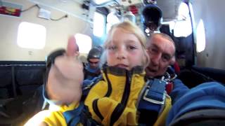 Tandemsprung Skydive Klatovy von Laura 9 Jahre aus Regensburg Lappersdorf [upl. by Deonne]