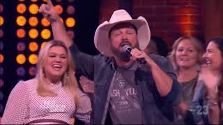 Garth Brooks amp Kelly Clarkson sing quotAint Going Down Til The Sun Comes Upquot Live Concert Performance [upl. by Eylrac]