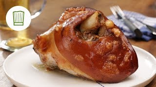 Knusprig gebratene Schweinshaxen aus dem Ofen  Chefkoch [upl. by Pinebrook]