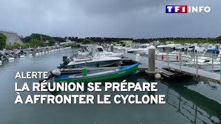 Alerte  La Réunion se prépare à affronter le cyclone [upl. by Lewes]