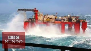 Olas gigantescas hacen tambalear una plataforma petrolera en el Mar del Norte [upl. by Tandie]