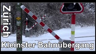 Kleinster Bahnübergang mit Schranken im Winter Small railway crossing Zurich Switzerland [upl. by Aridni647]