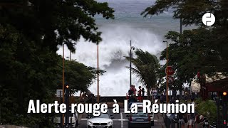 La Réunion se prépare à un cyclone historique [upl. by Nnaeed292]