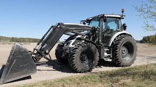 Valtra G135 Active FrontladerAnbau [upl. by Yot]