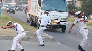 Kutana na Askari mwenye Mbwembwe balaa Barabarani akiwa kazini Ni vituko Mwanzo Mwisho Utampenda [upl. by Hanonew]